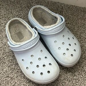 women’s fuzzy crocs, light blue, size 9